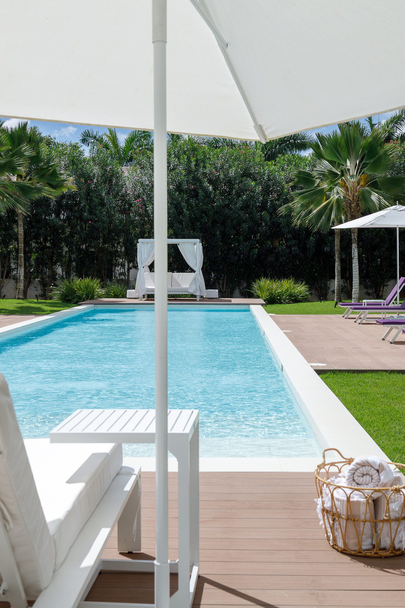 Violet Mesri Villa Yovankiana
