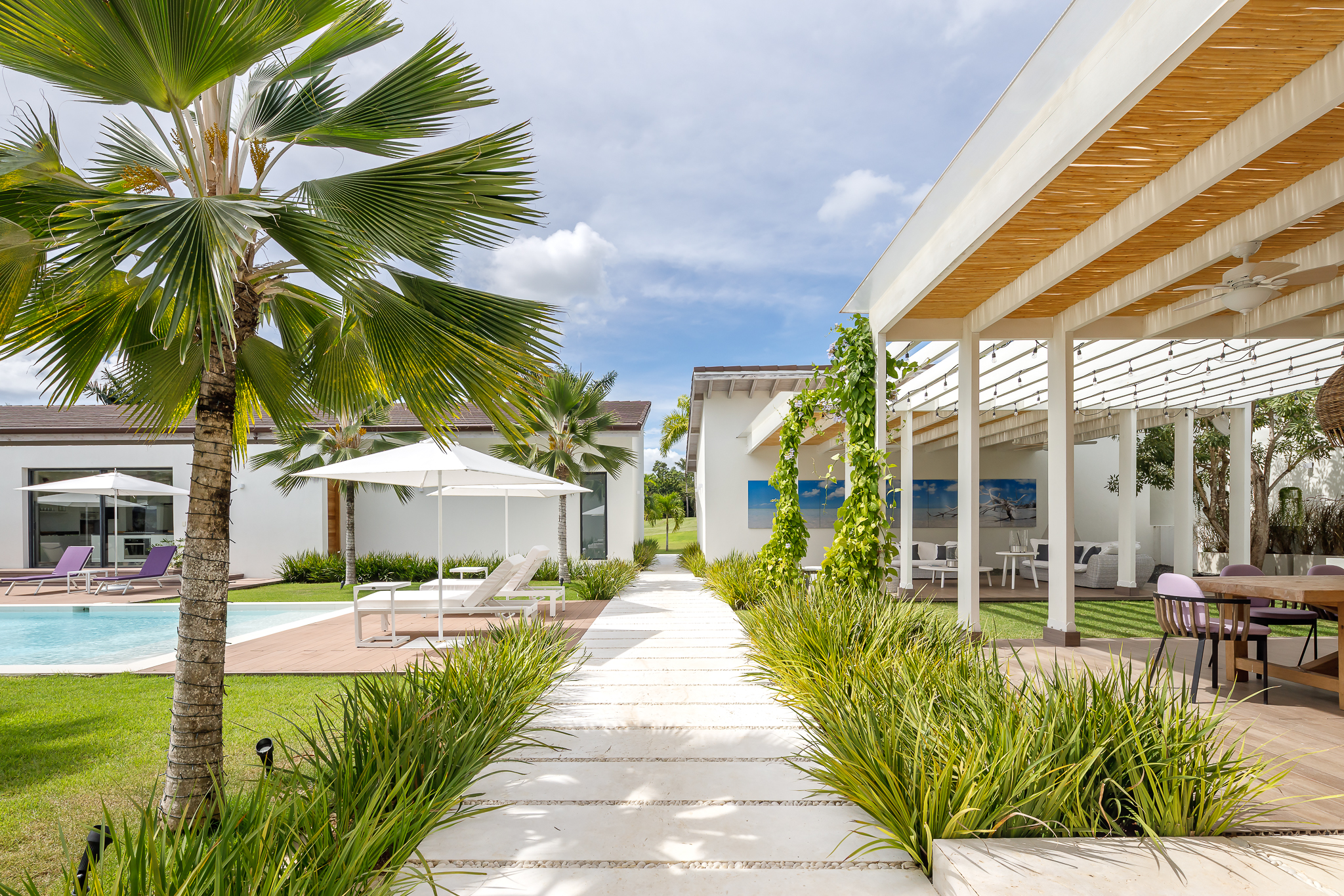Violet Mesri Villa Yovankiana