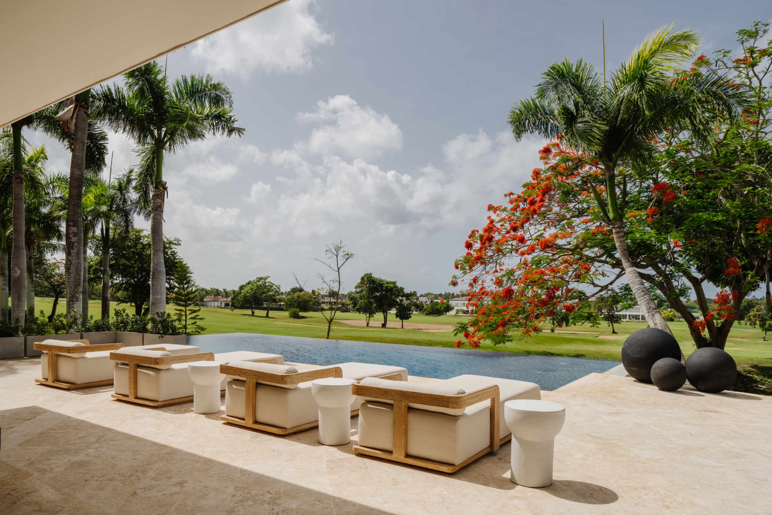 Piscina y Deck Villa The Laurent